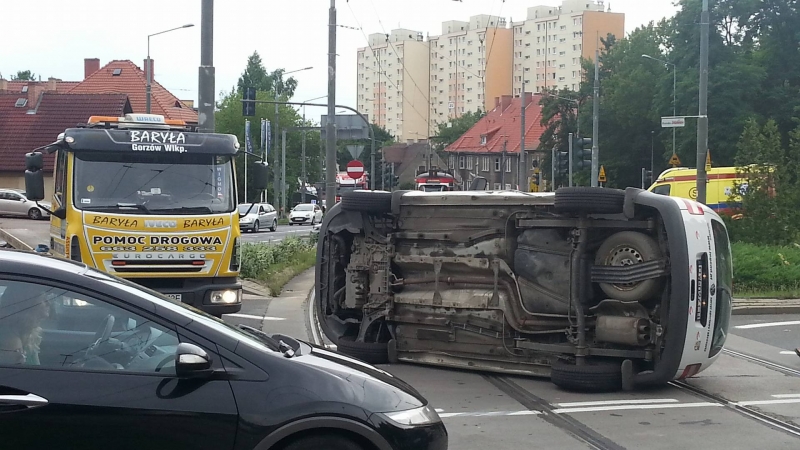 Wypadek Na Rondzie Solidarno Ci Caddy Le Y Na Boku Zdj Cia