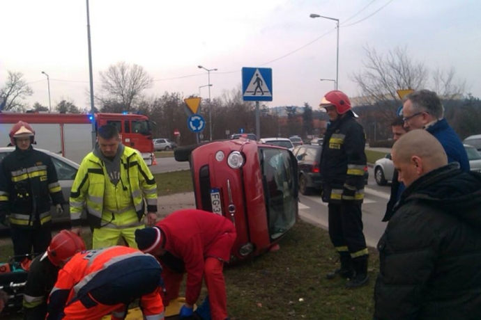 Ciężarówka uderzyła w fiata na rondzie Wyszyńskiego Auto dachowało