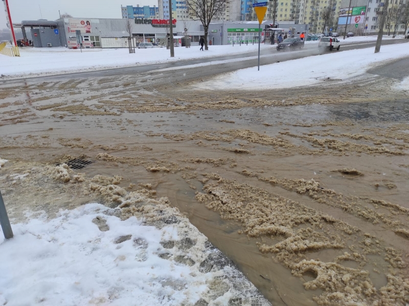 Awaria wodociągu na os Staszica Ulicą płynie woda