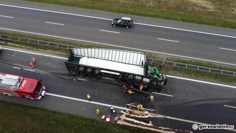 Zderzenie dwóch ciężarówek na S3 Jeden z pojazdów przewrócił się na