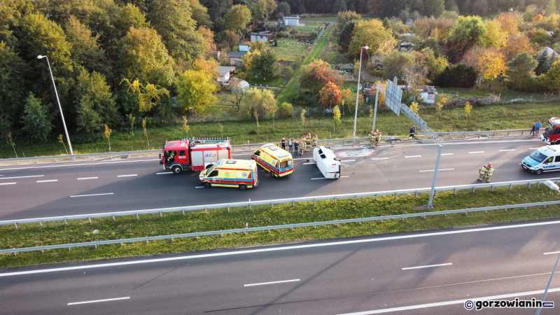 Poważny wypadek na S3 w Gorzowie Bus przewrócił się na bok osobówka