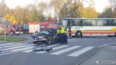 Matiz roztrzaskał się o autobus. Policja szuka świadków [film]