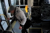 Bezdomny kradnie 14 tys. zł zostawionych w autobusie MZK [film i zdjęcia]