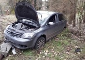 Pijany kierowca rozbił volkswagena na słupie