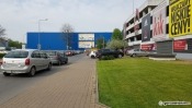 Korek i trąbienie przed wjazdem na parking centrum handlowego [film i zdjęcia]