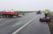 Poważny wypadek na S3. Auto dostawcze zderzyło się z ciągnikiem rolniczym [zdjęcia]