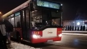 Podwójna awaria autobusów jadących na „strefę”. Ludzie stali i marzli