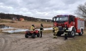 Strażacy sprawdzają wały przeciwpowodziowe 