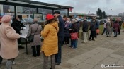 Gorzów: Kolejki mieszkańców na osiedlach po odbiór maseczek [film i zdjęcia]