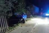 Rozbili opla o drzewo. Pijany kierowca został, pasażerowie uciekli