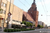 Stary Rynek zamienił się w parking. Mieszkaniec dopytuje się czy księża mieli pozwolenie