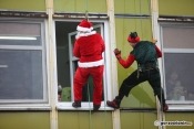 Mikołaj zjechał na linie z dachu szpitala i rozdał prezenty dzieciom [zdjęcia]