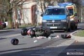 Wypadek na Kostrzyńskiej. Skuterem wjechał w tył mercedesa [zdjęcia]