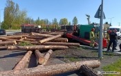 Wypadek ciężarówki w Gorzowie. Na jezdnię rozsypało się drewno [zdjęcia]