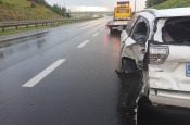 Citroen rozbił się o barierki. Wtedy uderzyła w niego ciężarówka