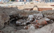 Na Spichrzowej kolejne odkrycia. Archeolodzy odnaleźli Bramę Mostową