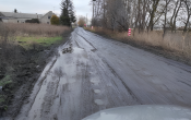 Koniec z tonącą w błocie drogą. Mieszkańcy po wielu latach doczekają się asfaltu!