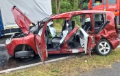 Skoda roztrzaskała się o auto dostawcze. Strażacy wycinali zakleszczonego kierowcę