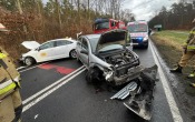 Czołowe zderzenie citroena i taksówki tuż przed skrzyżowaniem