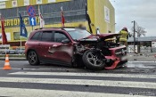 Gorzów: Kierujący mercedesem ściął dwie latarnie na rondzie