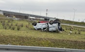 Śmiertelny wypadek na autostradzie A2. Dachowanie busa na węźle w Torzymiu