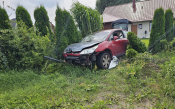 Kierujący Citroenem wjechał w ogrodzenie i 