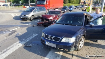 Zderzenie dwóch aut na rondzie Santockim