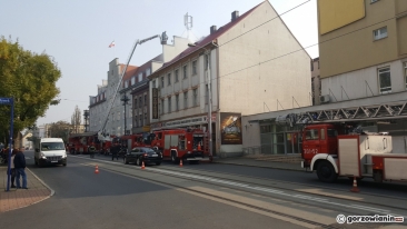 Pali się budynek w centrum Gorzowa [film i zdjęcia]