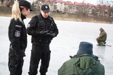 „Dzikie lodowiska” po czujnym okiem policjantów