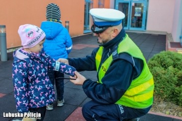 Świecąc na drodze ratują życie 