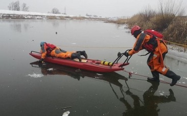 Strażacy ćwiczyli akcję ratunkową na zamarzniętym kanale [zdjęcia]