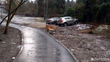 Samochodem po ścieżce rowerowej