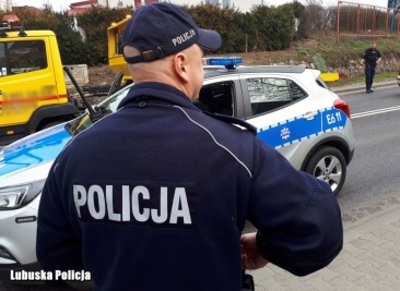 Po pijaku i bez uprawnień uciekał przed policją