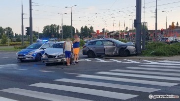 Kierujący renault wjechał na „czerwonym” [zdjęcia]