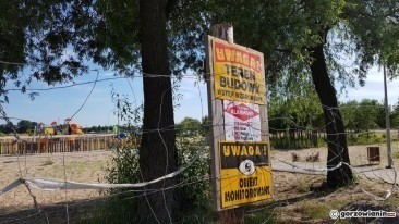 Zrobili dziurę w płocie i korzystają z zamkniętej plaży