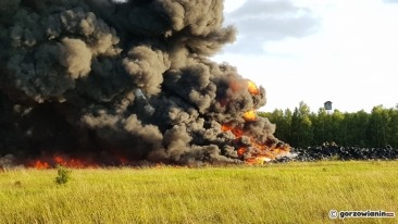 Płonie składowisko opon. Zagrożony las [film i zdjęcia]