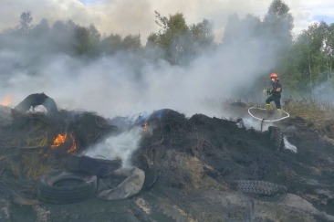 Strażacy wciąż pracują na miejscu pożaru [zdjęcia]