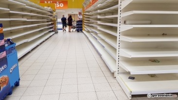 Tesco w trakcie likwidacji. W sklepie zostają puste półki