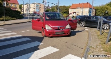 Pijany kierowca mercedesa uderzył w latarnię. Miał 3 promile w organizmie [zdjęcia]