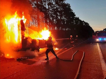 Zapalił się bus, kierowca ma poparzoną twarz [zdjęcia]