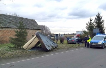 Zderzyła się z busem i „ścięła” przystanek autobusowy [zdjęcia]