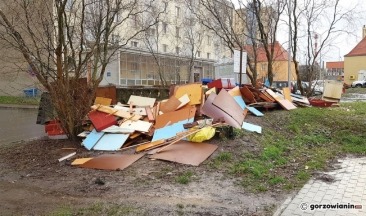 Wynajął busa, aby podrzucić śmieci na inne podwórko