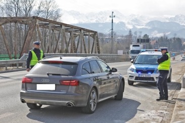 Pojechali wypocząć w góry. Zostali ukarani mandatem