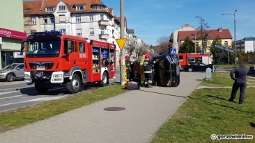 Mercedes uderzył w BMW. Auto leży na boku [zdjęcia]