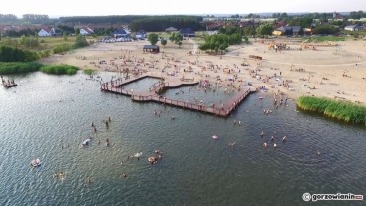 Młodzi wandale zniszczyli ogrodzenie plaży