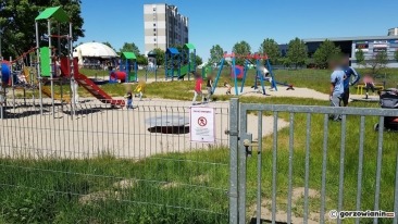 Place zabaw oficjalne zamknięte, ale i tak korzystają z nich dzieci