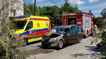 Kierująca skodą wyprzedzając doprowadziła do czołówki [zdjęcia]