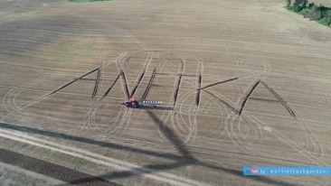 Rolnik spod Gorzowa wyznał miłość na polu [film]