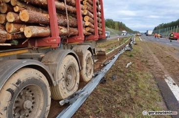 Ciężarówka z drewnem zmiotła bariery na S3 [zdjęcia]