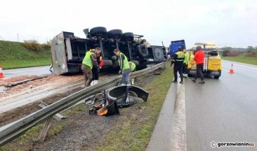 Cysterna z mięsem przewróciła się na A2 [zdjęcia]